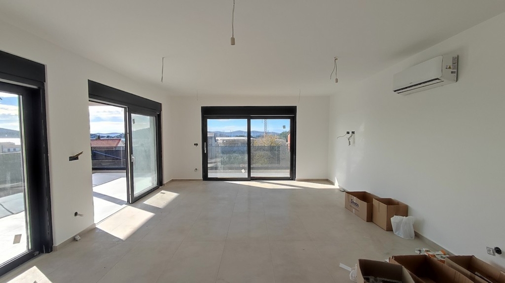 Rymligt vardagsrum med havsutsikt och tillgång till flera altandörrar