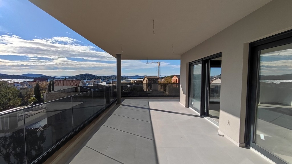 Terrass för fastigheten A3820 i Kroatien i staden Tribunj.