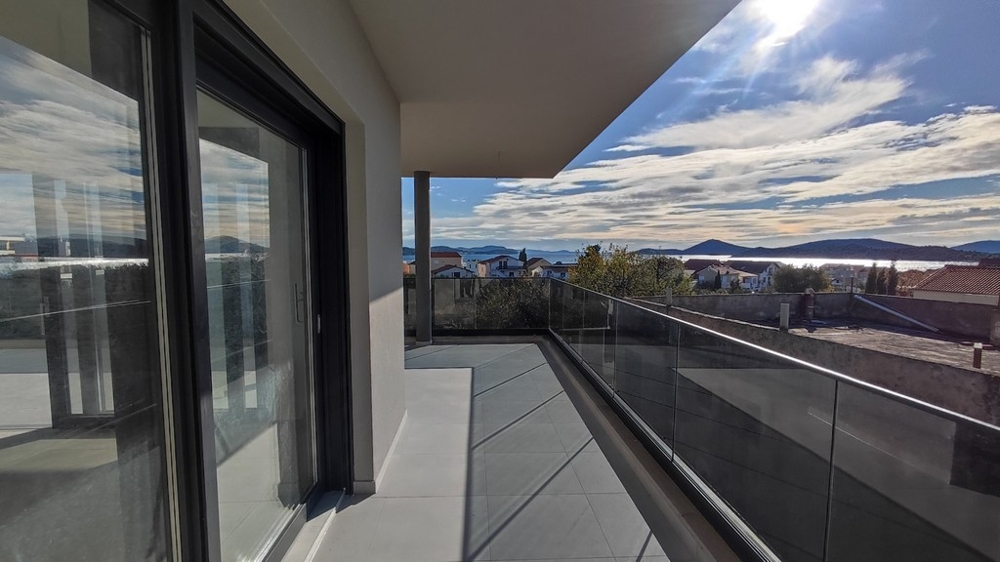 Balkong i en ny lägenhet med glasräcken och havsutsikt