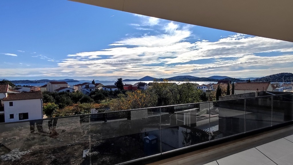 Rymlig terrass med panoramautsikt över Tribunj