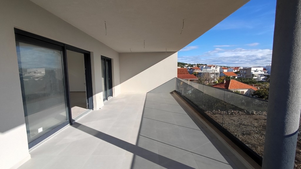 Utsikt från terrassen över havet och det omgivande landskapet