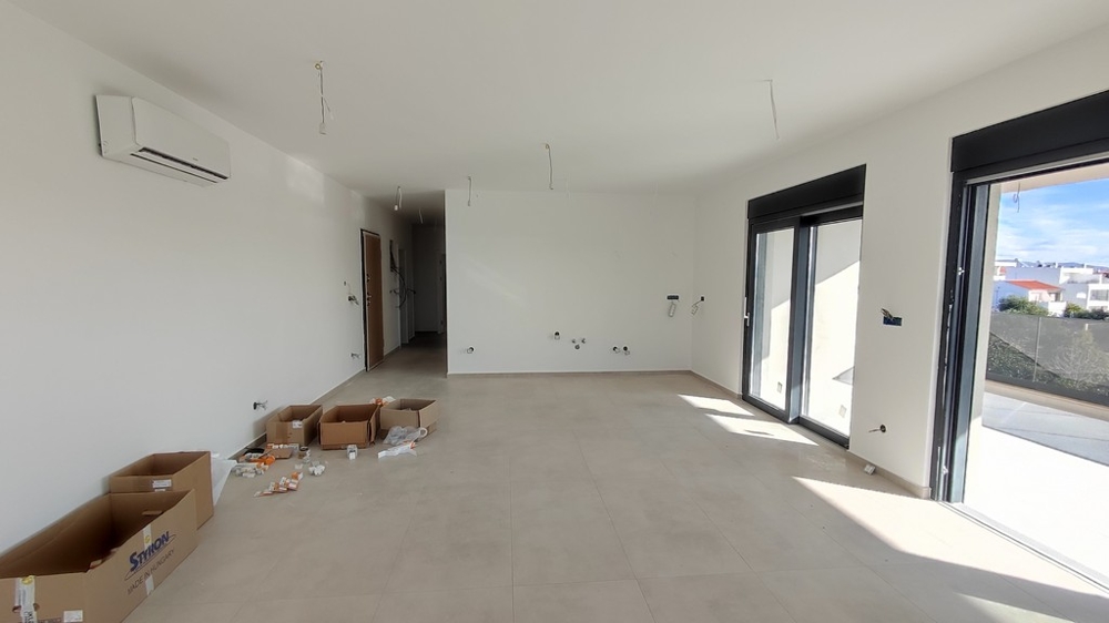 Terrass med glasräcke och tillgång till vardagsrum