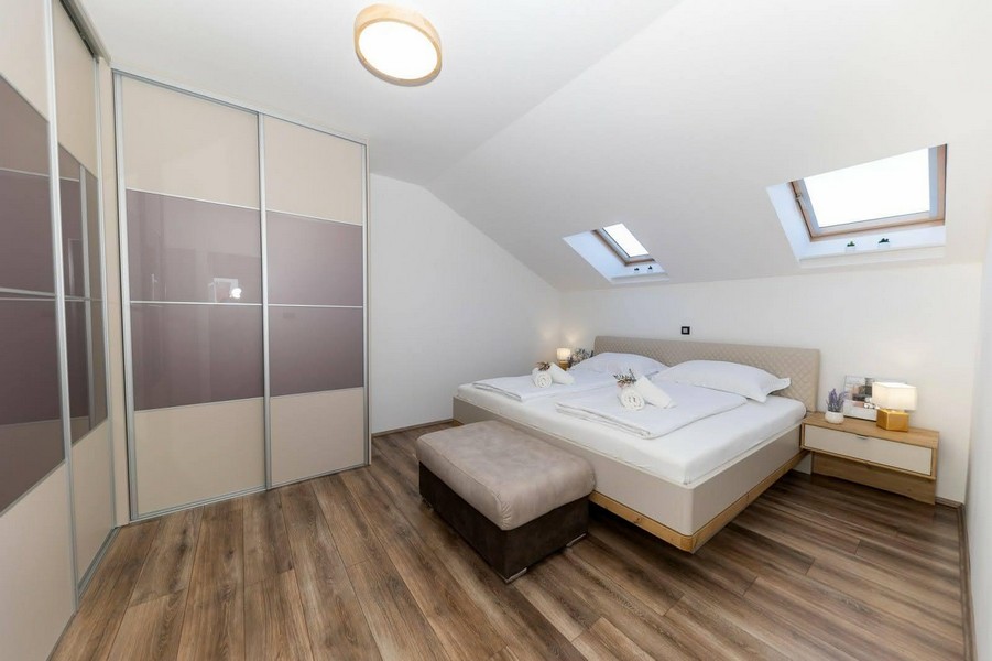 Ljust sovrum med två takfönster