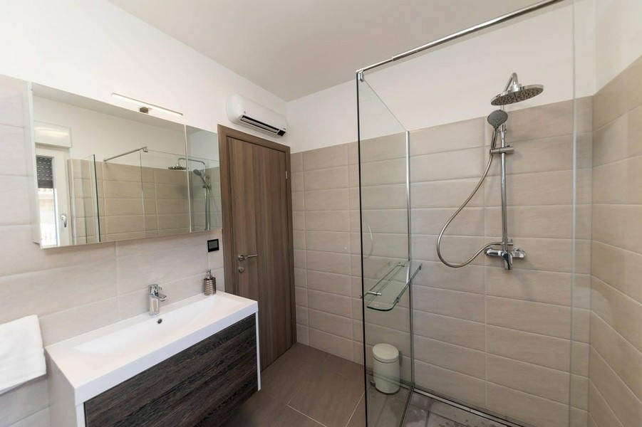 Badrum med duschkabin