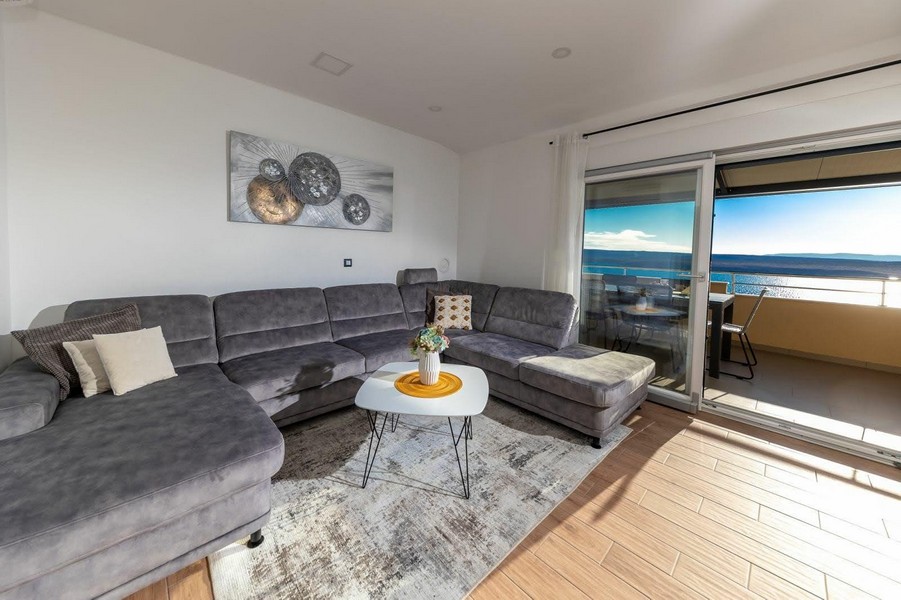 Vardagsrum med utgång till terrassen och havsutsikt