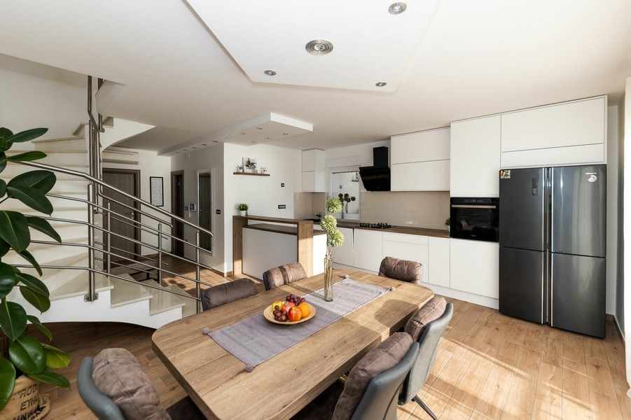 Öppet kök med matplats och trappa till övervåningen