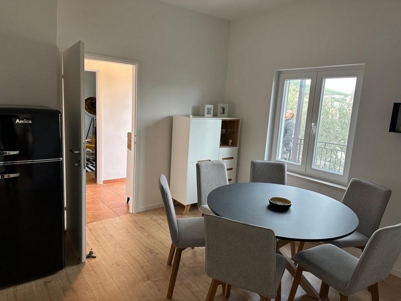 Matsal med runt bord och fönsterutsikt