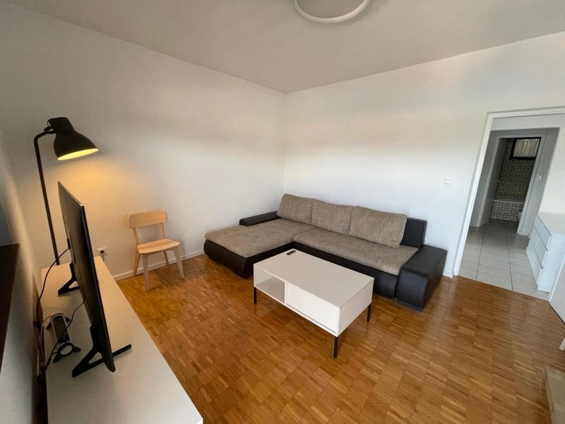 Vardagsrum med soffhörna och TV