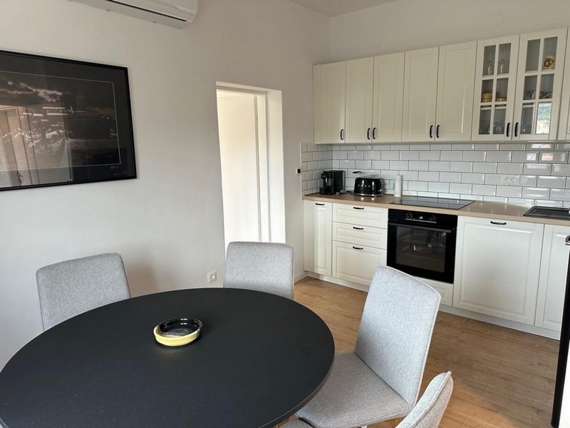 Matplats med runt bord och modernt kök