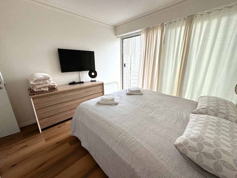 Sovrum med byrå och TV