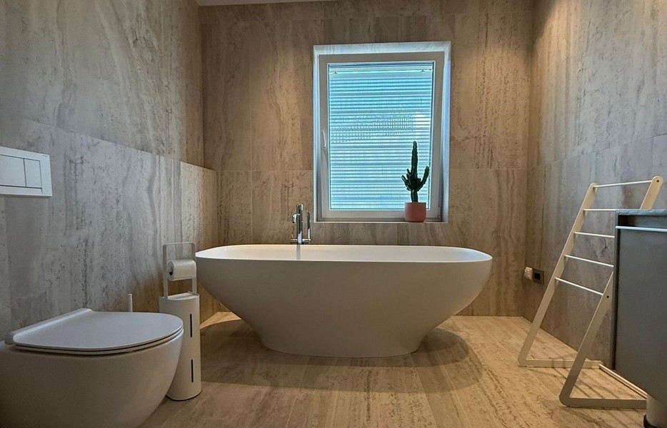 Stort badrum med fristående badkar