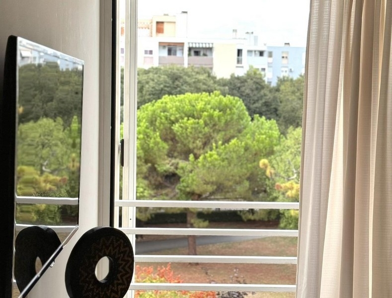 Titta ut genom fönstret i grönskan