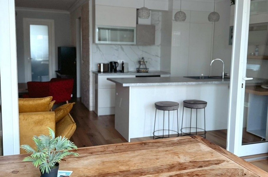 Träbord och utsikt över det vita köket