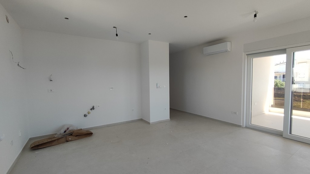 Vardagsrum med utgång till altan under tak