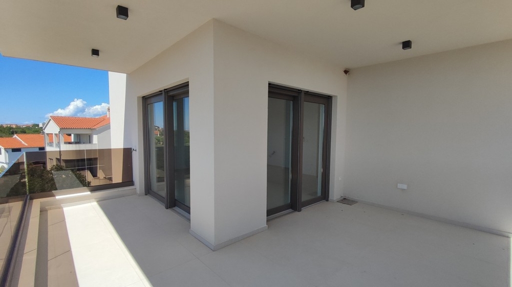 Stor täckt terrass med utsikt över omgivningen och havet