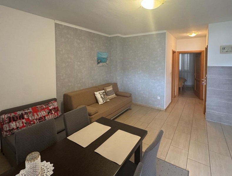 Vardagsrum med soffa och utsikt över hallen