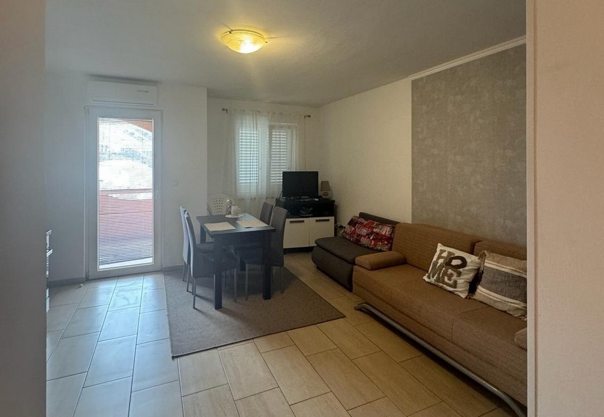 Ljust vardagsrum med utgång till balkong