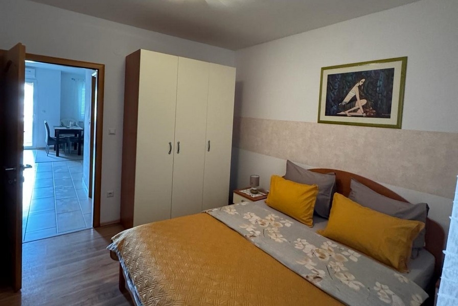 Sovrum med dubbelsäng och garderob