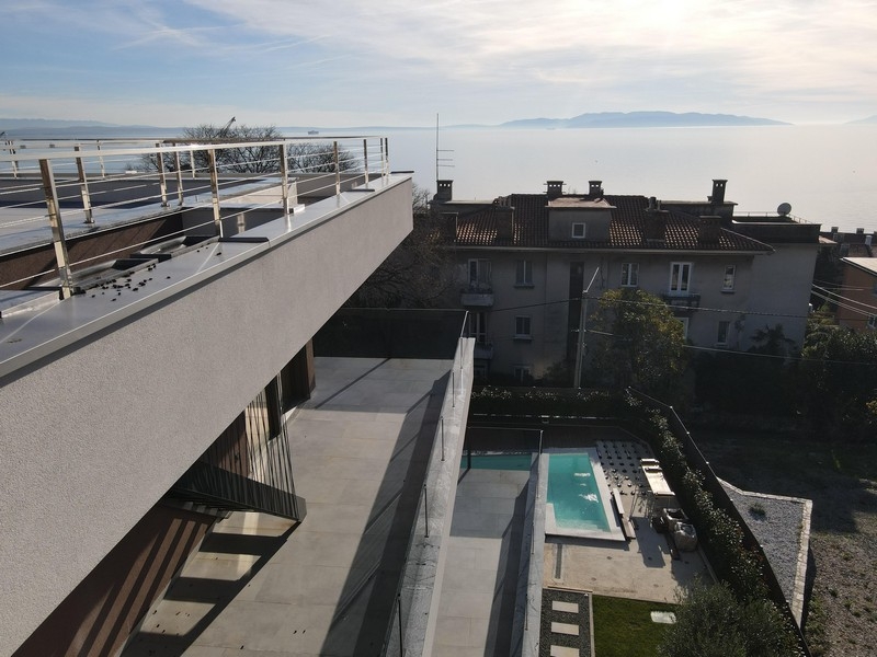 Terrass med utsikt över poolen och havet