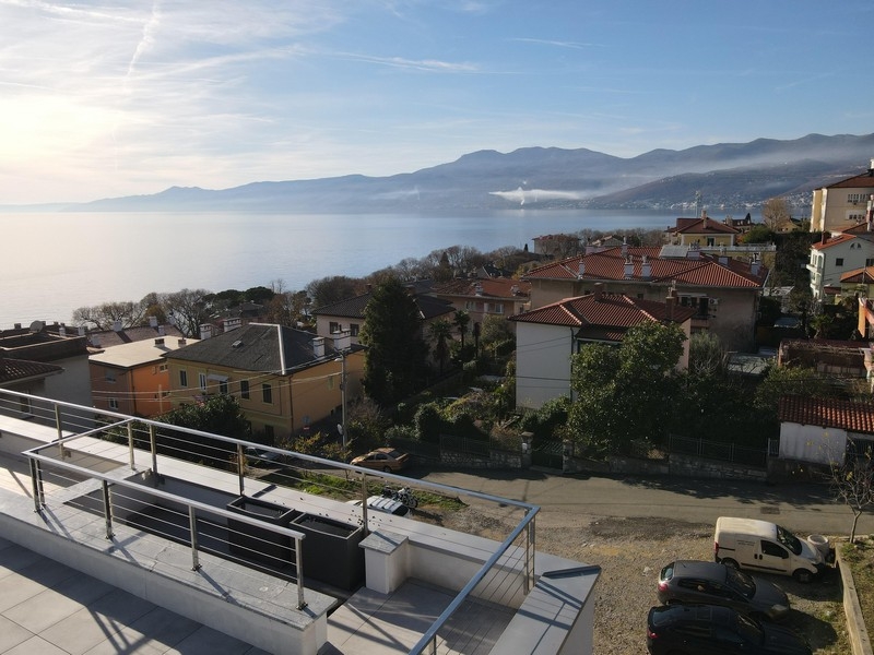 Vid utsikt över Rijekas kust och bostadshus