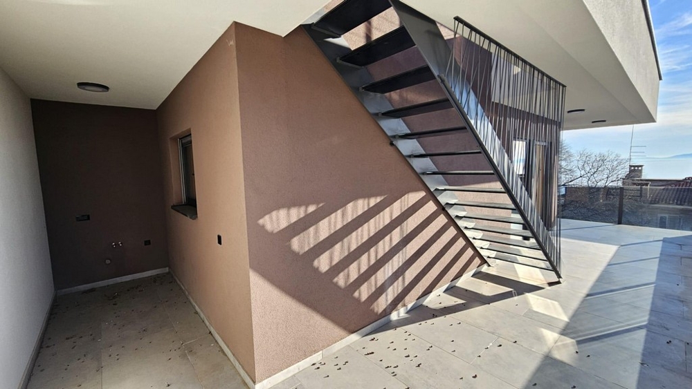 Täckt uteområde med metalltrappa