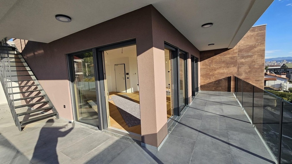 Generös altan framför vardagsrummet