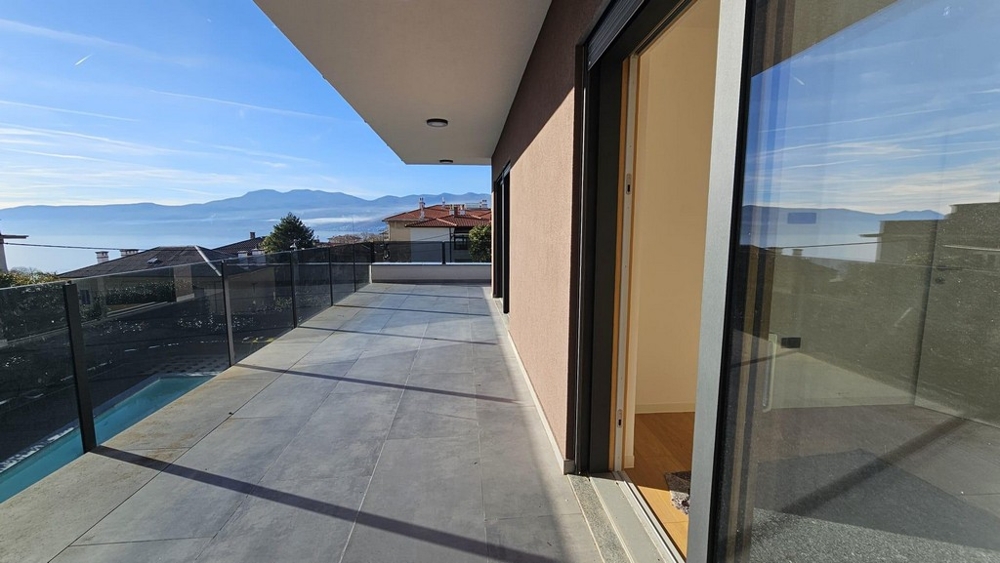 Lång terrass med panoramautsikt över havet och bergen