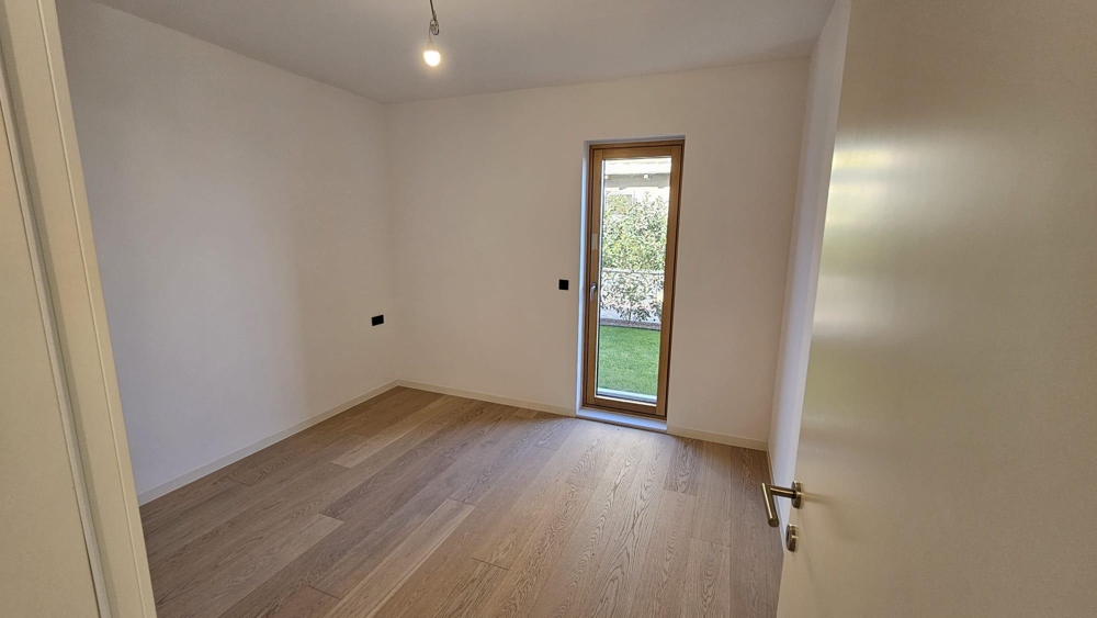 Sovrum med tillgång till uteplatsen