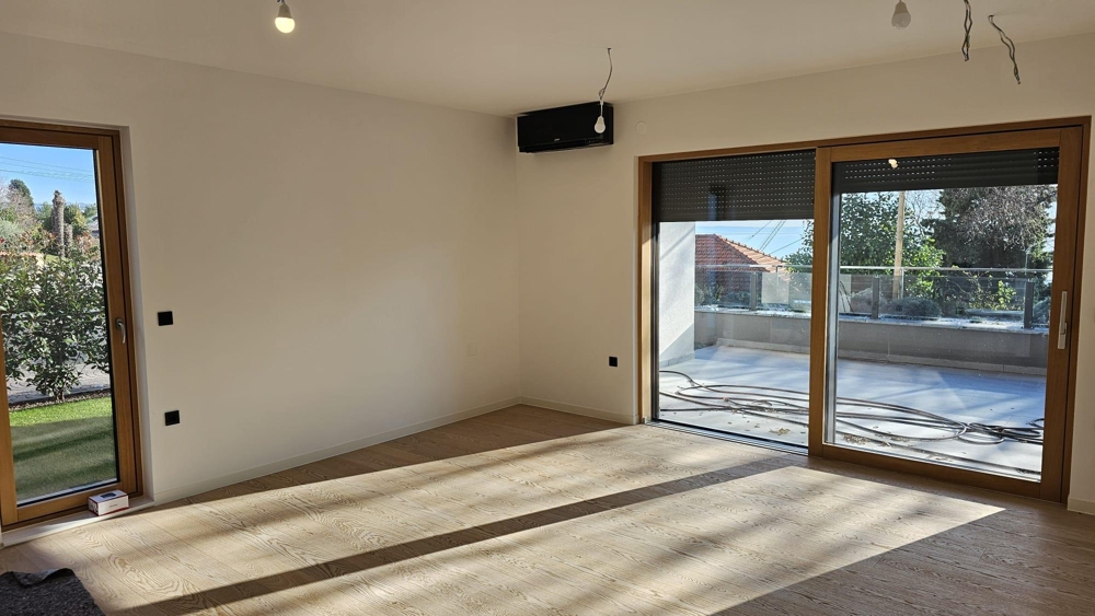 Ljust vardagsrum och matsal med stor terrass