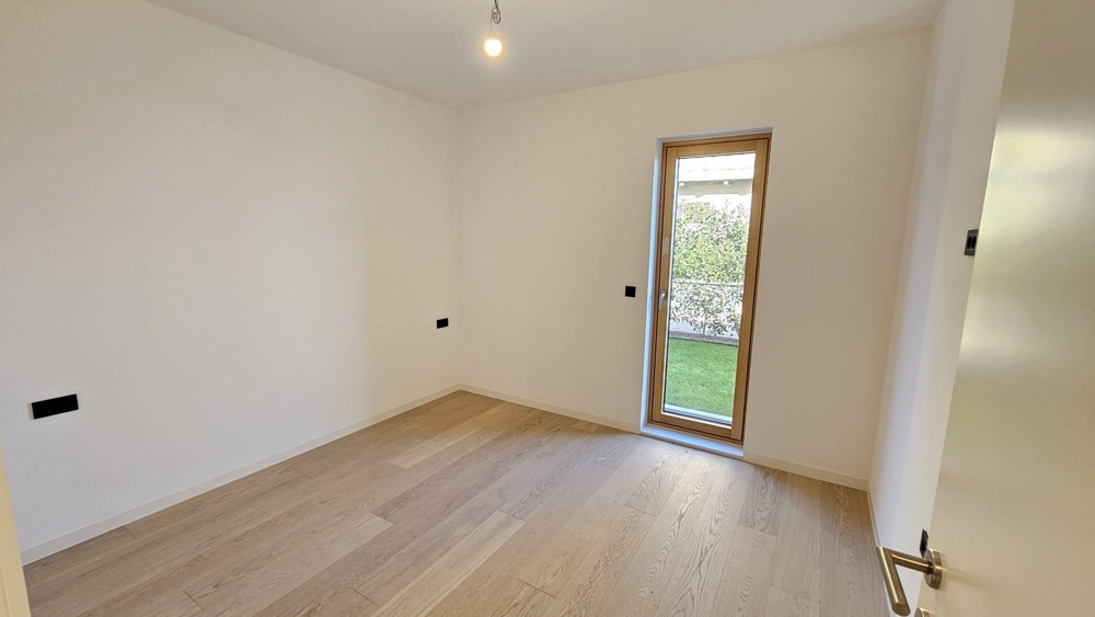 Sovrum med utsikt över trädgården