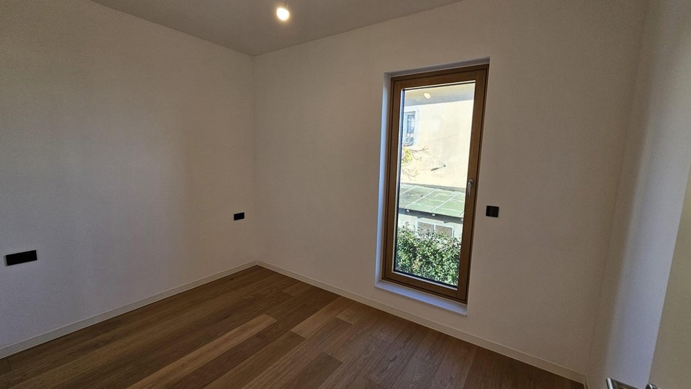 Ljust rum med utsikt över trädgården