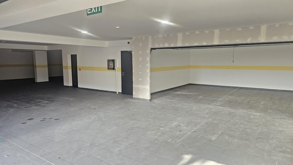 Underjordisk parkering med parkeringsplatser