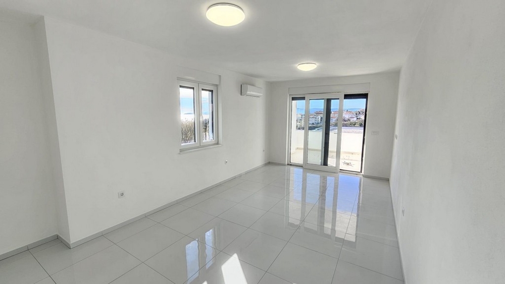 Ljust vardagsrum med utgång till balkong