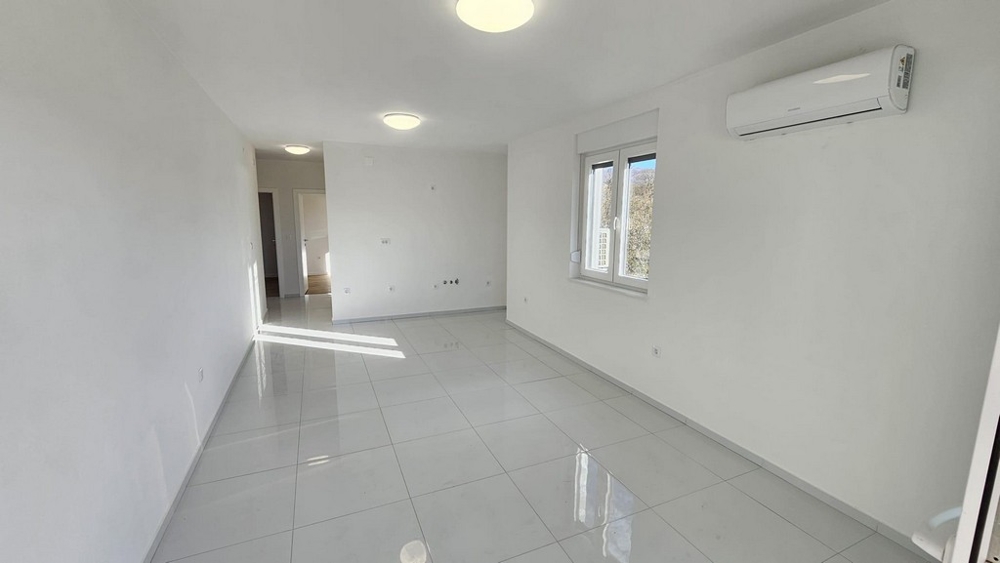 Vardagsrum med fönster och luftkonditionering