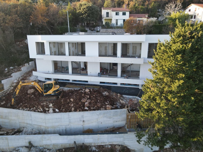 Byggnadsarbeten på det moderna bostadshuset