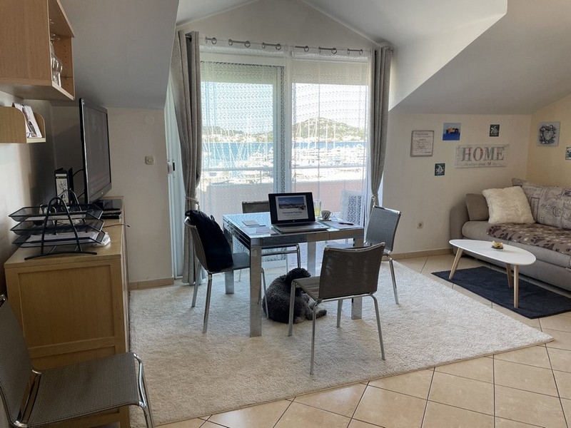 Vardagsrum och matplats med havsutsikt