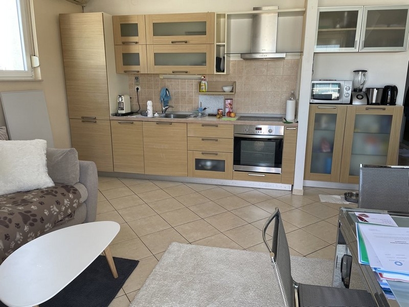 Öppet kök med inbyggda vitvaror