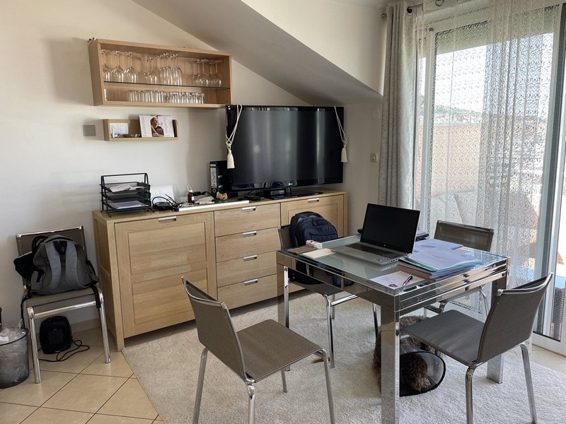 Matplats med bord och tv