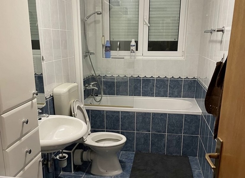 Badrum med badkar och fönster