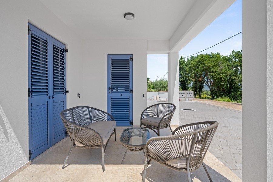 Altan med sällskapsmöbler och tillgång till vardagsrummet