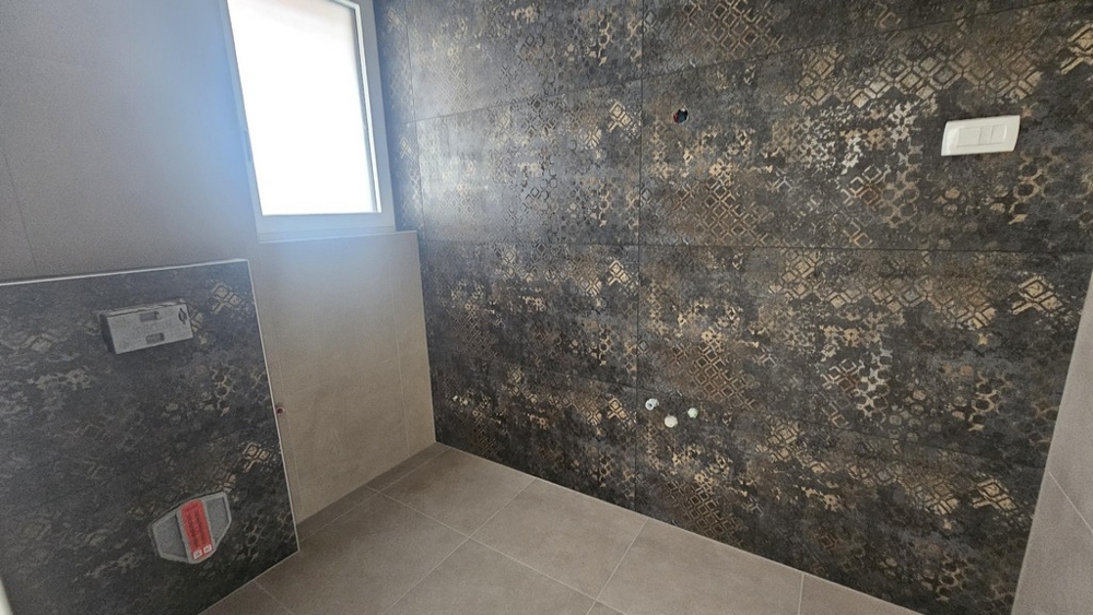 Badrum med högkvalitativa väggplattor