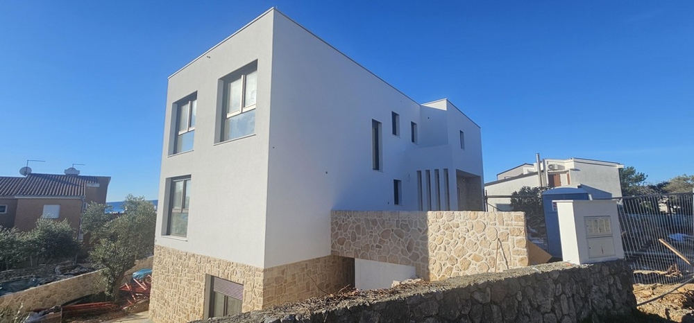 Nybyggt bostadshus med modern arkitektur i Krk