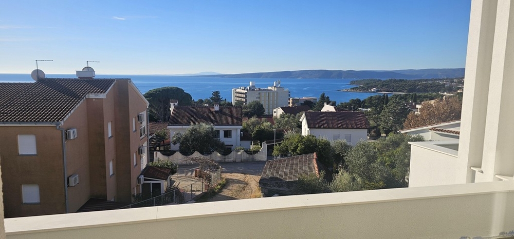 Panoramautsikt över havet över staden Krk och Adriatiska kusten