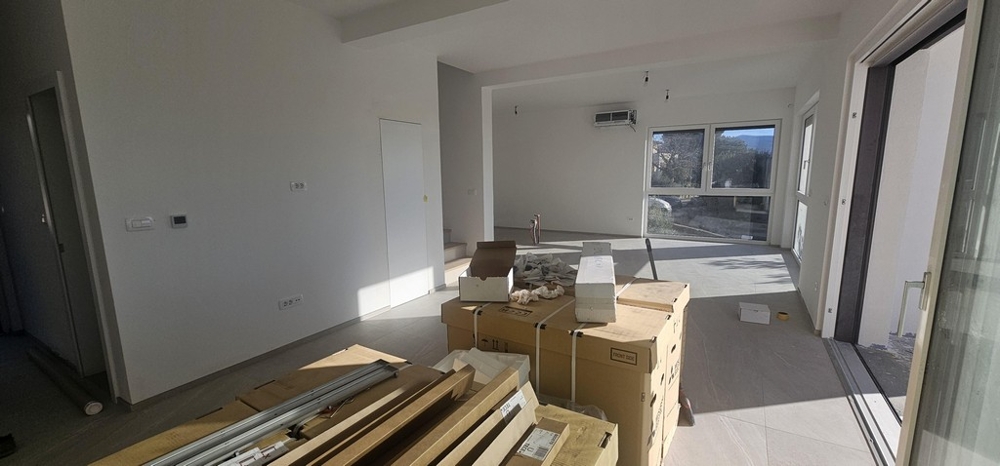 Öppet vardagsrum med kök i den nya byggnaden