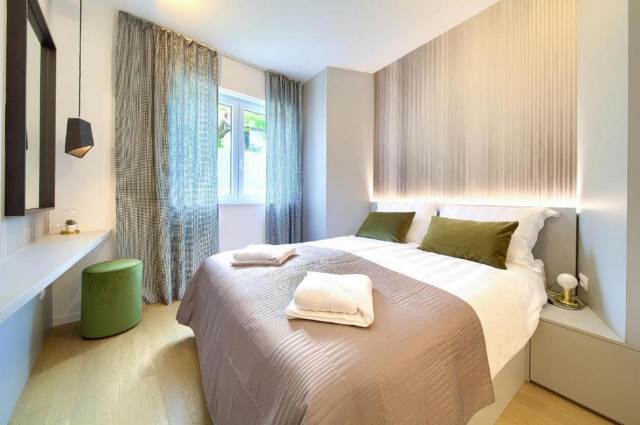 Sovrum med dubbelsäng och indirekt belysning