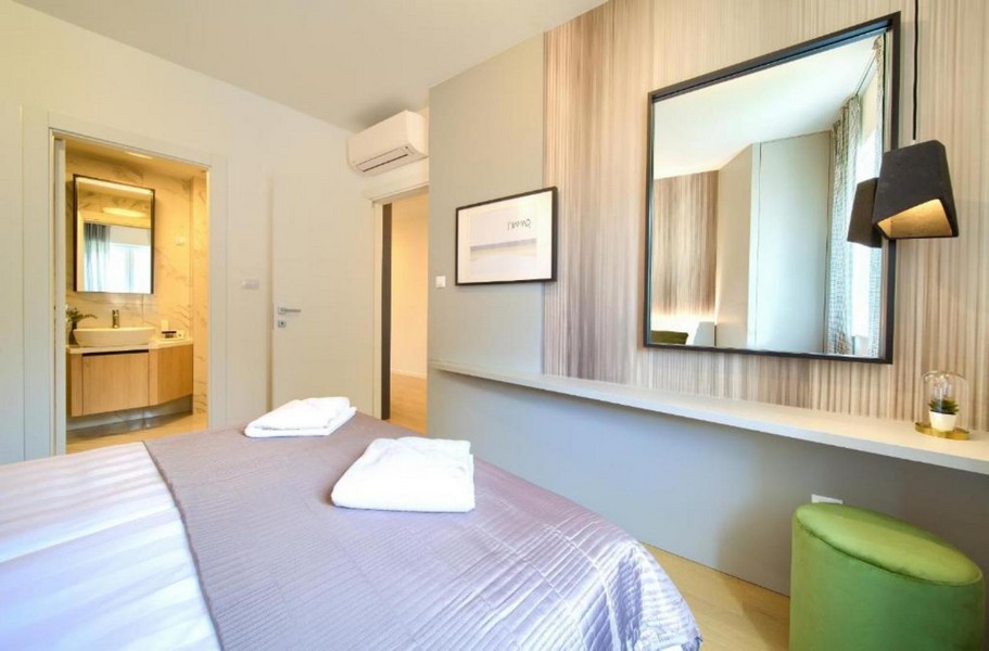 Sovrum med tillgång till badrum och spegel