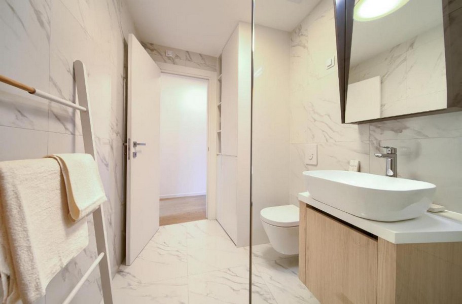 Modernt badrum med dusch och handfat