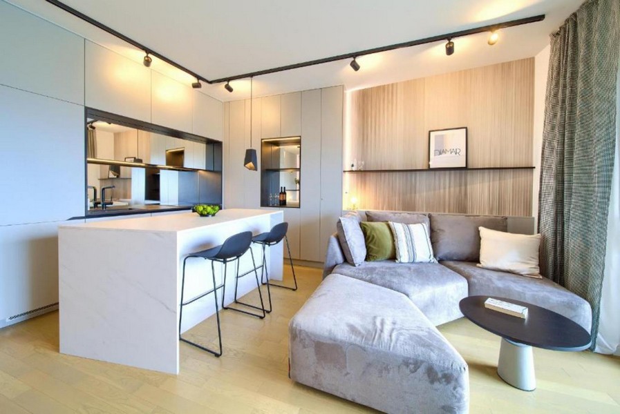 Öppet vardagsrum med kök och soffa