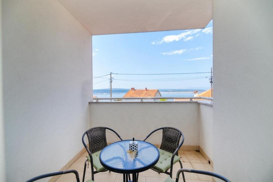 Balkong med sittplatser och havsutsikt