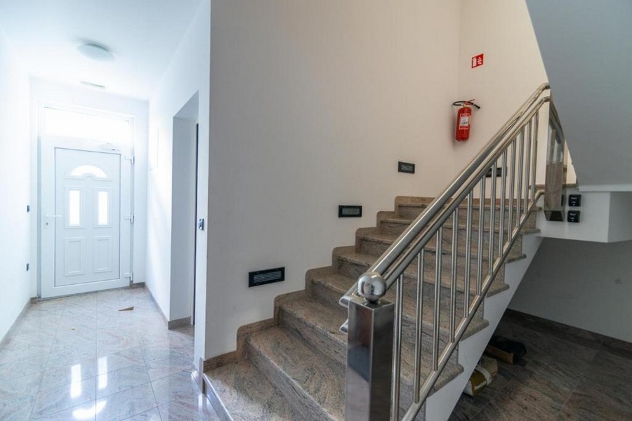 Trappa med välskött gemensamhetsyta